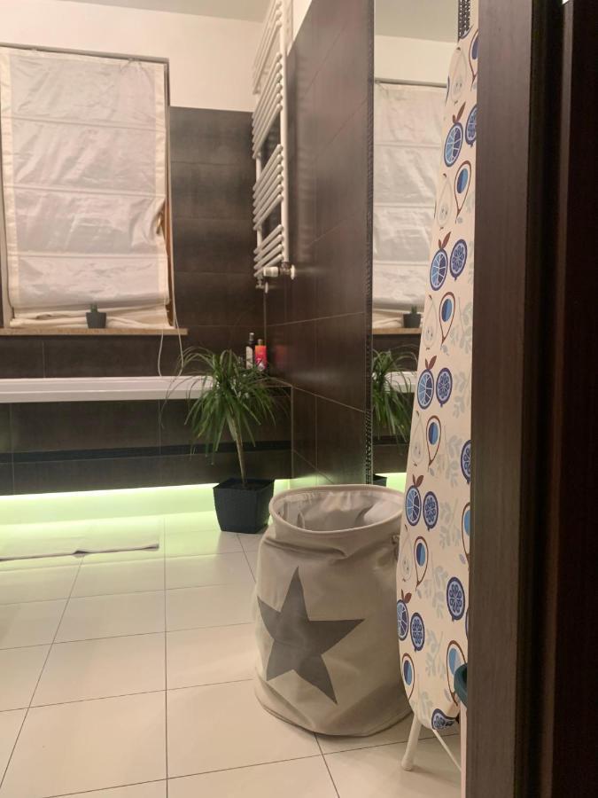 Uroczy Apartament W Centrum Miasta Estetino Exterior foto